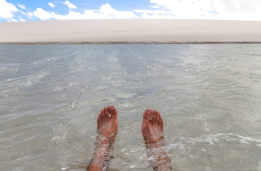 Rapaz descansando nas lagoas cristalinas dos Lençóis