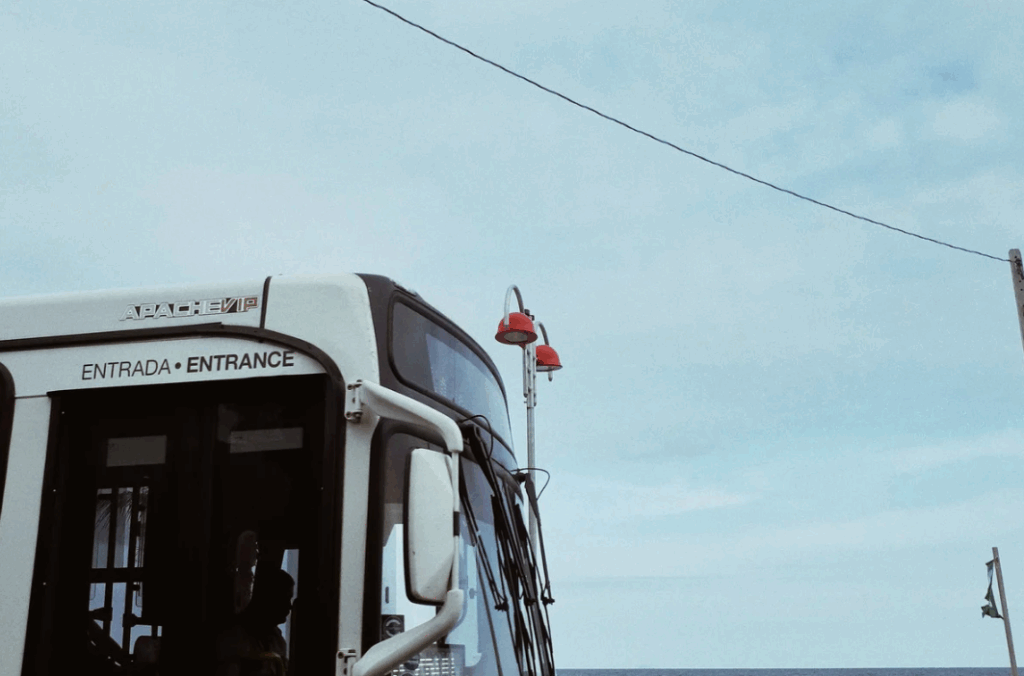 Ônibus passado por uma praia