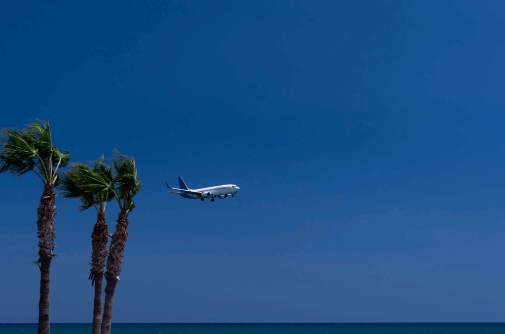 Avião sobrevoando a azul do mar