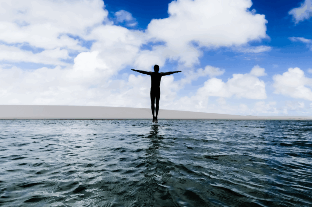 Rapaz pulando sobre uma lagoa dos Lençóis Maranhenses