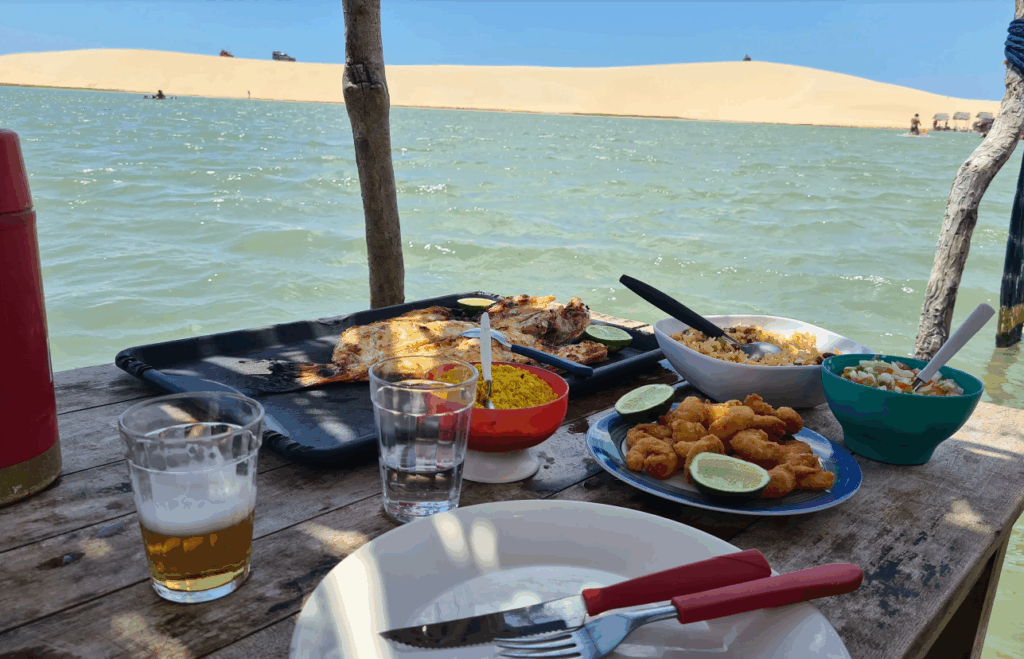 Almoço completo à beira da lagoa de Tatajuba: peixe frito, arroz, vinagrete e acompanhamentos.