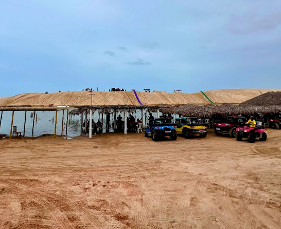 Buggys estacionados a beira da lagoa de Tatajuba
