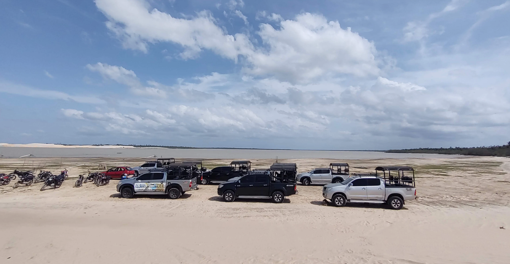 Jardineira fazendo o transporte de turistas pela Rota das Emoções