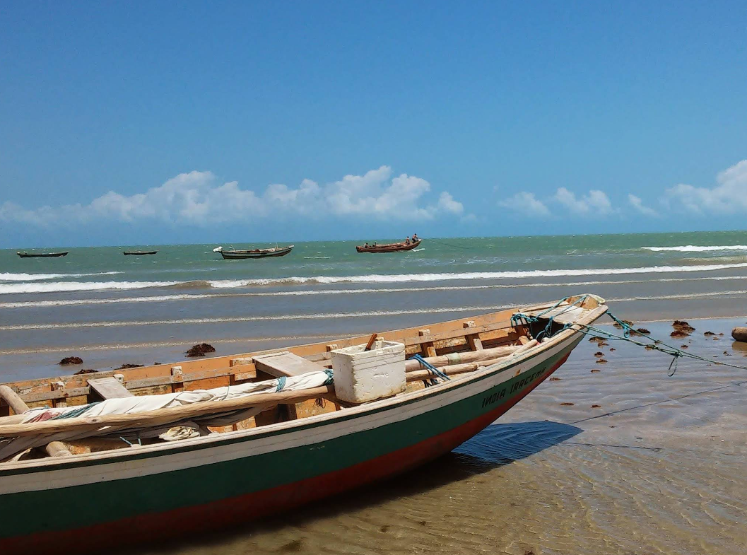 Canoas atracadas na Praia de Bitupitá - CE